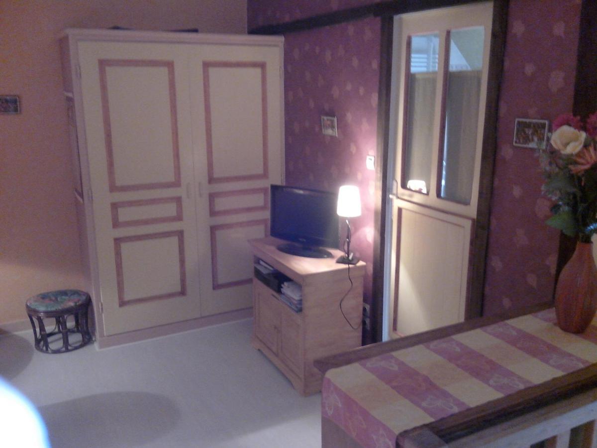 オンザン Les Hirondelles Bed & Breakfast エクステリア 写真