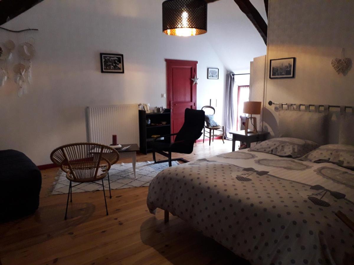 オンザン Les Hirondelles Bed & Breakfast エクステリア 写真