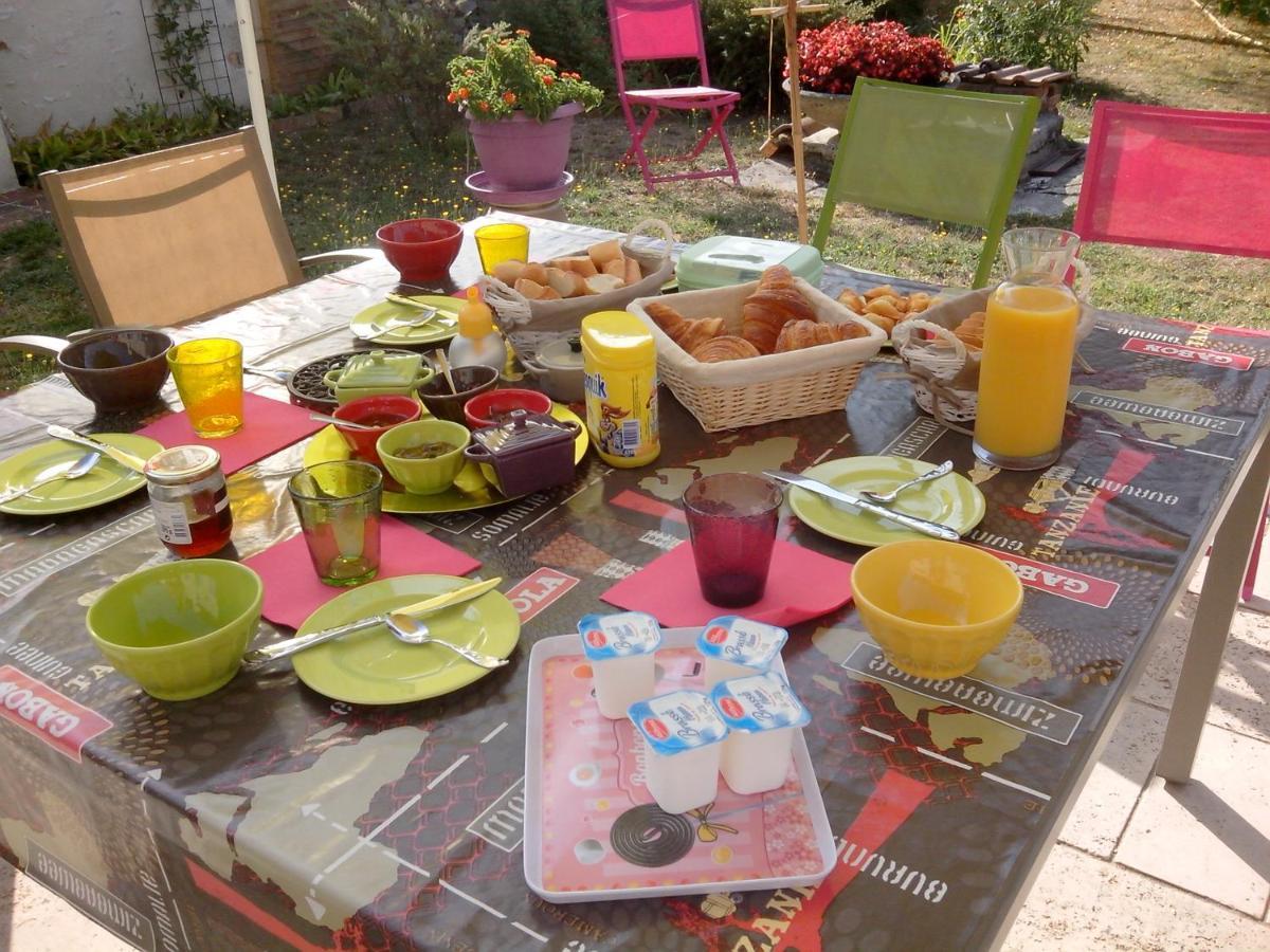 オンザン Les Hirondelles Bed & Breakfast エクステリア 写真