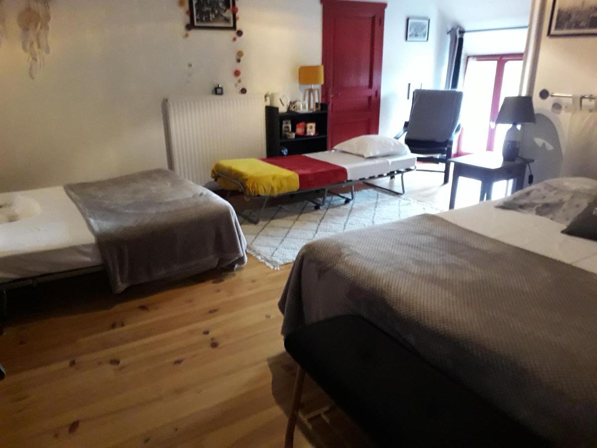 オンザン Les Hirondelles Bed & Breakfast エクステリア 写真